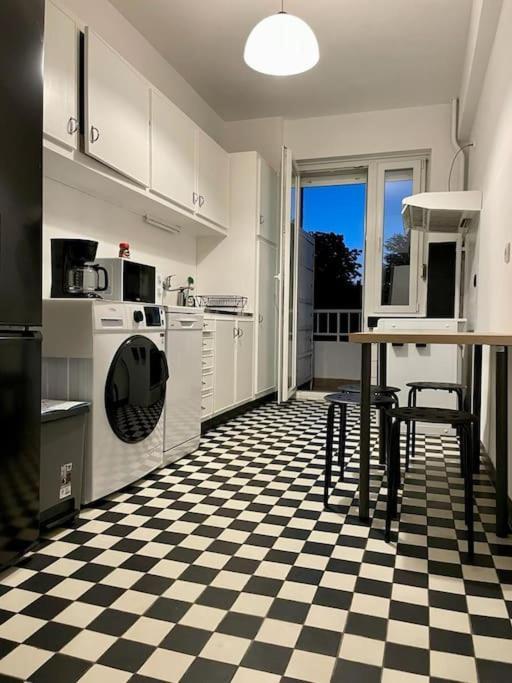 בריסל Spacious Apartment Next To Parc Du Cinquantenaire מראה חיצוני תמונה